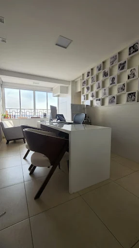 Consultório com vista e ambiente acolhedor